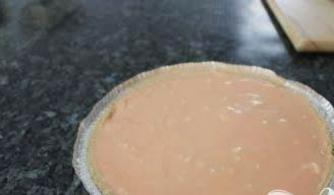 1. Этап. Пирог из папайи: 4. Получившуюся массу равномерным слоем выложите на готовый корж, сделайте поверхность максимально гладкой.