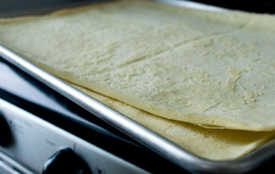 1. Этап. Бисквитный торт с шоколадом: 10. Учитывая, что коржи довольно тонкие, выпекаются они около 4-7 минут. После аккуратно снимите пергамент и оставьте бисквит примерно на час.