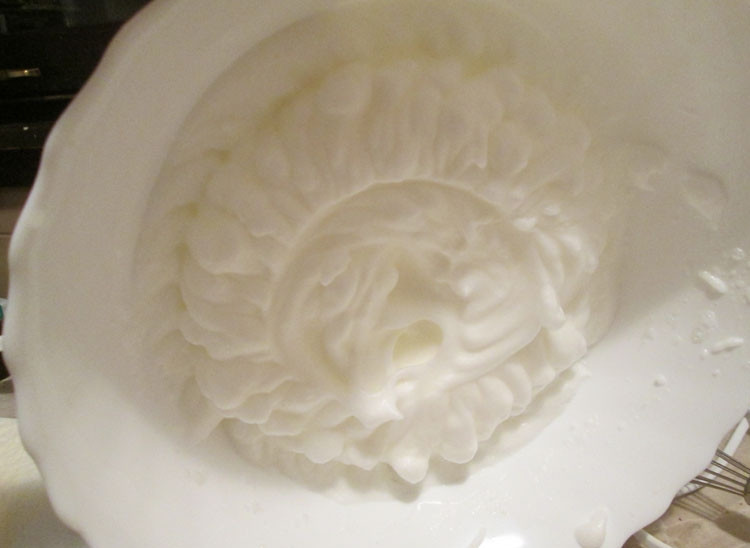 1. Этап. Простой бисквит для торта: Теперь очень важно правильно взбить белки. Возьмите абсолютно чистую и сухую миску, положите туда белки и начинайте их взбивать сначала на низкой, затем на средней скорости. Когда получится плотная пена, добавьте туда 30 грамм сахара и взбейте пену так, чтобы она не вытекала из миски и оставалась неподвижной при наклоне посуды.