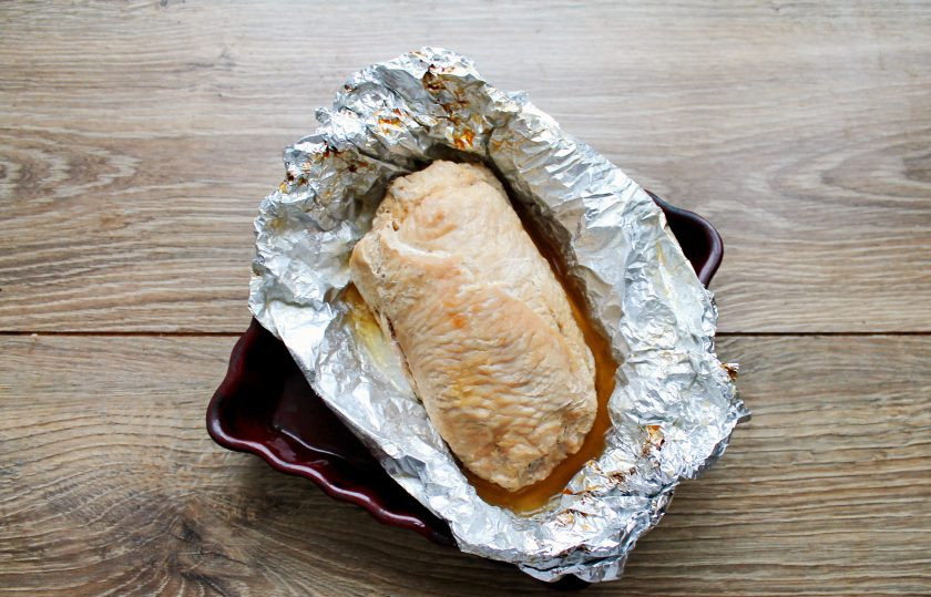 1. Этап. Рулет из индейки с яйцом в духовке: Выложите рулет в форму для запекания, налейте немного воды. Поставьте рулет в горячую духовку и запекайте в течение 1-1.5 часа при температуре 180 градусов. Спустя время достаньте форму из духовки и дайте рулету постоять 10-15 минут.