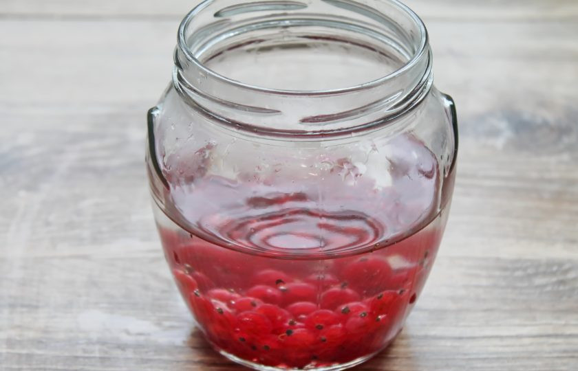 1. Этап. Наливка из красной смородины: Влейте в банку с ягодами водку.