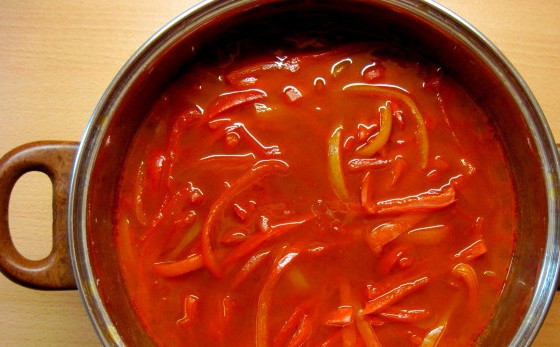 1. Этап. Маринованный перец на зиму: Вместе в перцем добавляем коренья и специи, варим все минут 10, а в конце добавляем лавровый лист и зелень, если захотите. Снимаем с огня и раскладываем перец по стерилизованным банкам, заливаем маринадом (не доверху), закатываем и ставим дном вверх. Укутываем в одеяло и оставляем на сутки, затем переносим в прохладное место.