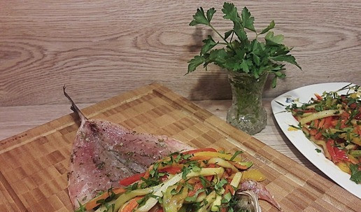 1. Этап. Сочный сибас, запеченный с овощами: Положить часть овощей на промаринованную рыбу.