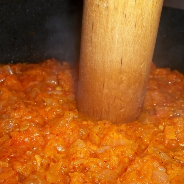 1. Этап. Икра баклажанная по-грузински: Измельчить до консистенции пюре.