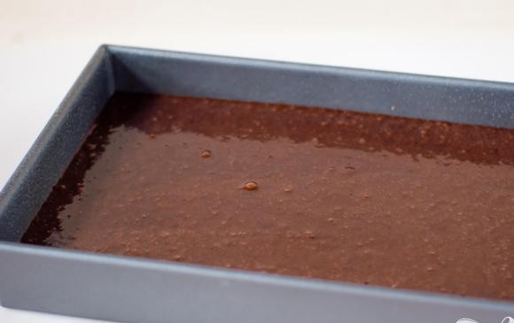 1. Этап. Пирожные с орехами и кокосовой стружкой: 3. Сделать пирожные. В средней кастрюле растопить сливочное масло. Как только растает, снять с огня и взбить с сахаром. Добавить яйца, по одному за раз, взбивая после каждого добавления. Перемешать с ванильным экстрактом. Добавить сухие ингредиенты, перемешать и вылить тесто в форму, поверх ореховой массы. Запекать от 30 до 35 минут. Дать полностью остыть.