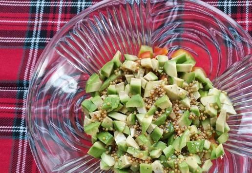 1. Этап. Салат с авокадо Мозаика: авокадо. Полить салатной заправкой.