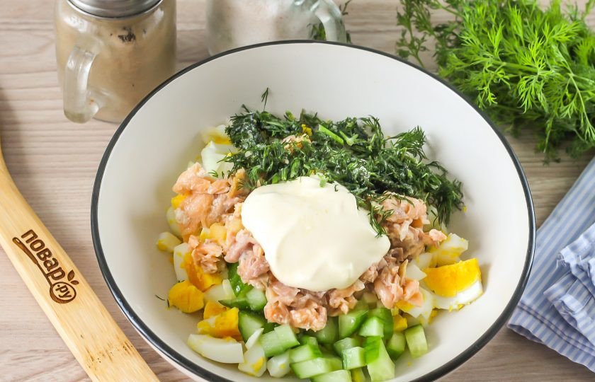 1. Этап. Салат с консервированной горбушей и яйцами: Промойте свежий укроп и измельчите, добавьте вместе с майонезом любой жирности и солью к остальным ингредиентам. Аккуратно перемешайте все содержимое емкости между собой.