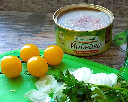 1. Этап. Суп-рагу с картофелем и тушёнкой: Лук почистить, нарезать кольцами, черри и зелень вымыть.