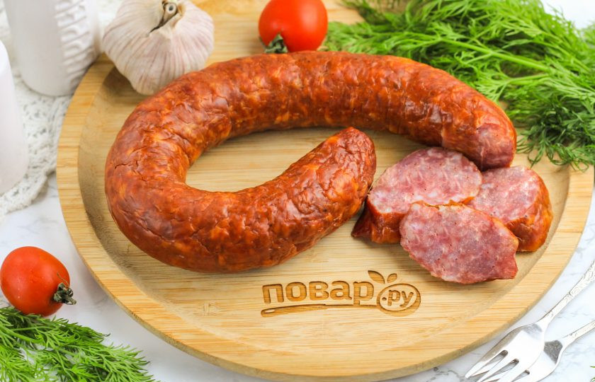 1. Этап. Домашняя варено-копченая колбаса: Если черева порвется в процессе копчения — ничего страшного, главное — не во время варки. Подайте домашнюю варено-копченую колбасу к столу, нарезав ее на ломтики.