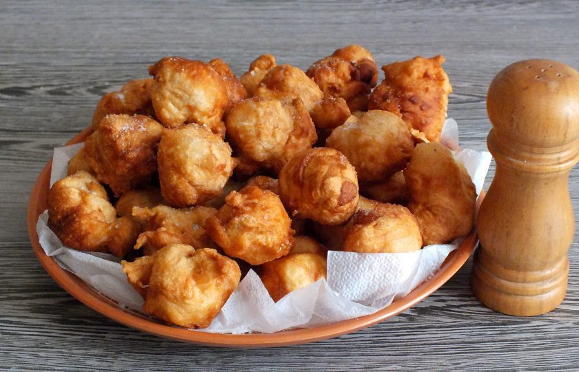 1. Этап. Солёные пончики: Готовые пончики выкладывайте на блюдо, застеленное салфетками. Сразу же присыпайте солью.