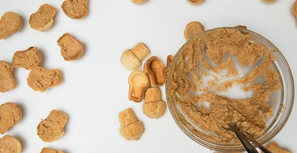 1. Этап. Рецепт печенья Грибочки в формочках: Для наполнения взбейте масло вместе с вареной сгущенкой. Добавьте крошки печенья и перемешайте.