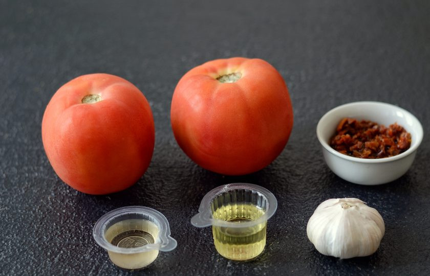 1. Этап. Тартар из помидоров: Подготовьте все ингредиенты.