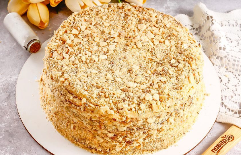 1. Этап. Торт Наполеон с безе: Два коржа измельчите в крошку руками или с помощью измельчителя. Смажьте торт кремом по бокам и сверху, присыпьте крошкой и поместите десерт в холодильник примерно на 4-6 часов, а лучше — на ночь для пропитывания.