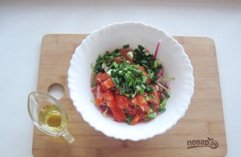 1. Этап. Салат из редьки зеленой: Заправьте ароматным подсолнечным маслом.