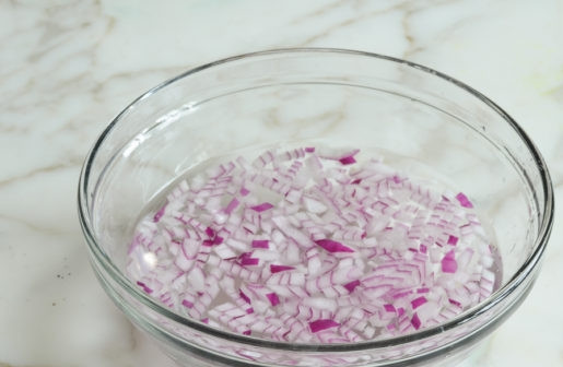 1. Этап. Салат из нута и лука: 2. Затем лук залейте холодной водой, чтобы ушла горечь. Оставьте его в таком виде на 10 минут.