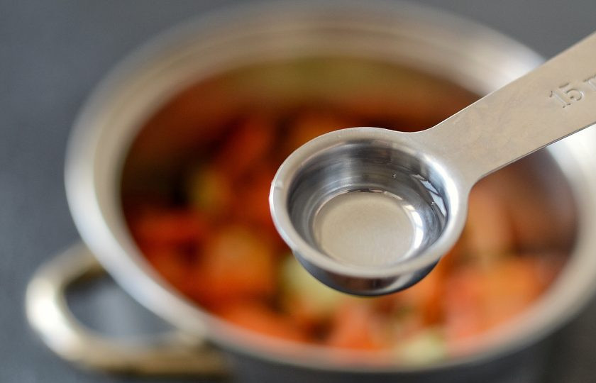 1. Этап. Перец по-грузински: В конце влейте уксус, перемешайте. Снимите с огня.