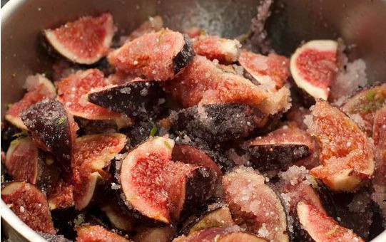 1. Этап. Варенье из лайма: Оставляем кастрюлю со всем содержимым на полчаса. Даем время на выделение сока.