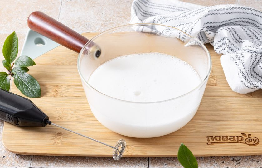 1. Этап. Капучино с корицей: Снимите с плиты и взбейте молоко с помощью капучинатора до устойчивой пенки.