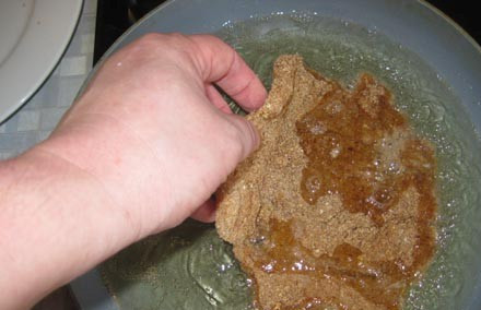 1. Этап. Куриный шницель в панировке: 6. И только теперь отправляем мясо на сковороду жариться. Огонь уменьшаем и обжариваем мясо с обеих сторон. Жарятся отбивные не более 7 минут. За время их приготовления можно отварить гарнир (картофельное пюре или любую кашу).