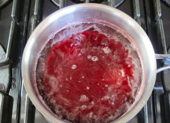 1. Этап. Клубничный сироп: 5. Добавьте сахар в жидкость и мешайте, пока сахар полностью не растает.