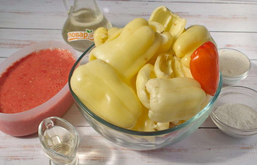 1. Этап. Перец по-одесски: Помидоры прокрутите через мясорубку. В томатный сок добавьте соль, сахар, уксус и растительное масло.