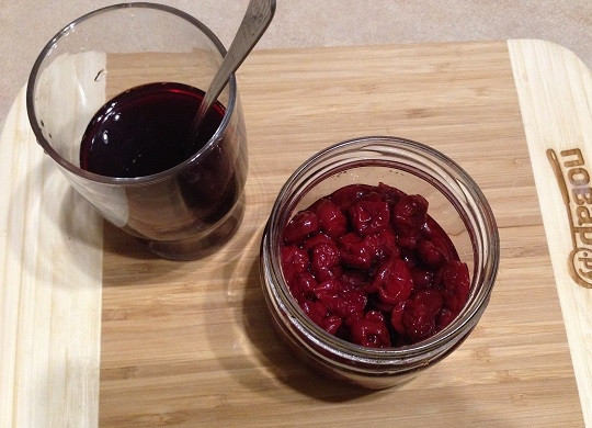 1. Этап. Бисквитный торт с вишней и творожным кремом: 7. У вишни удаляем косточки, даем стечь жидкости. Вишню засыпаем сахаром (можно добавить ложку водки или коньяка) и оставим часа на два, пусть настаивается. В вишневый сок добавим по вкусу сахар, это будет пропитка для бисквита.