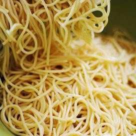 1. Этап. Запеченные макароны с лимоном: Отварить макароны в кипящей подсоленной воде. Выложить в миску.