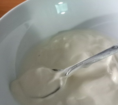 1. Этап. Острые гамбургеры из баранины с лимонным йогуртом: Смешать йогурт, чеснок, добавить оставшуюся соль, сок лимона. Тщательно перемешать. При желании можно использовать блендер. Это будет соус.