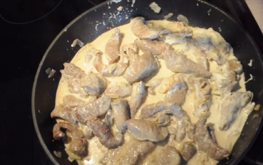 1. Этап. Печень, тушенная в сметане: 3. Добавьте к печени сметану, хорошо перемешайте и оставьте тушиться на 30 минут, периодически переворачивая. Приятного аппетита!