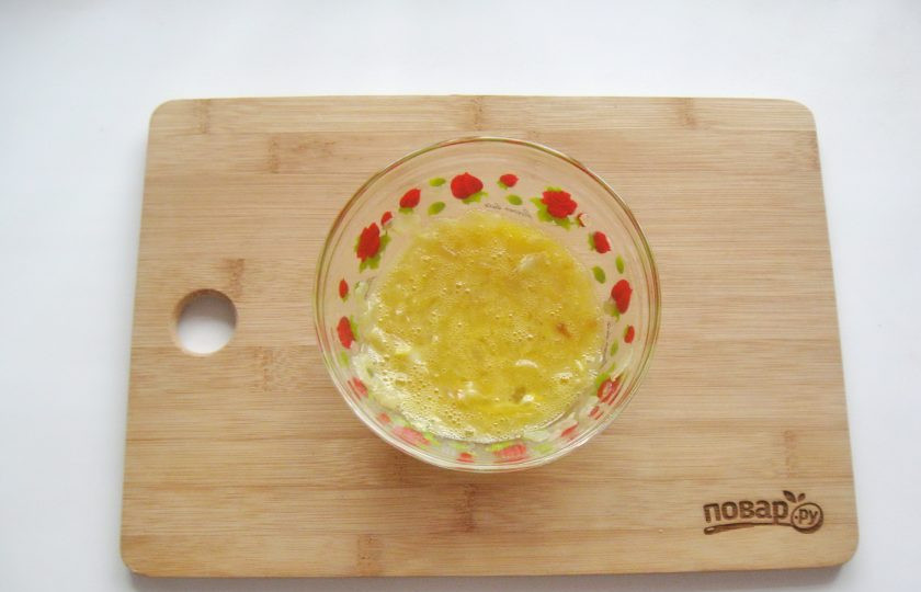 1. Этап. Яичные кюрзе: Добавьте жареный лук, посолите немного и перемешайте. Начинка готова.