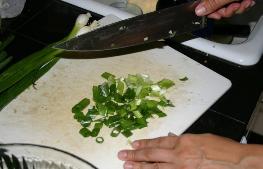 1. Этап. Салат из куриных грудок: 5. Зеленый лук хорошенько мою и нарезаю небольшими кусочками.