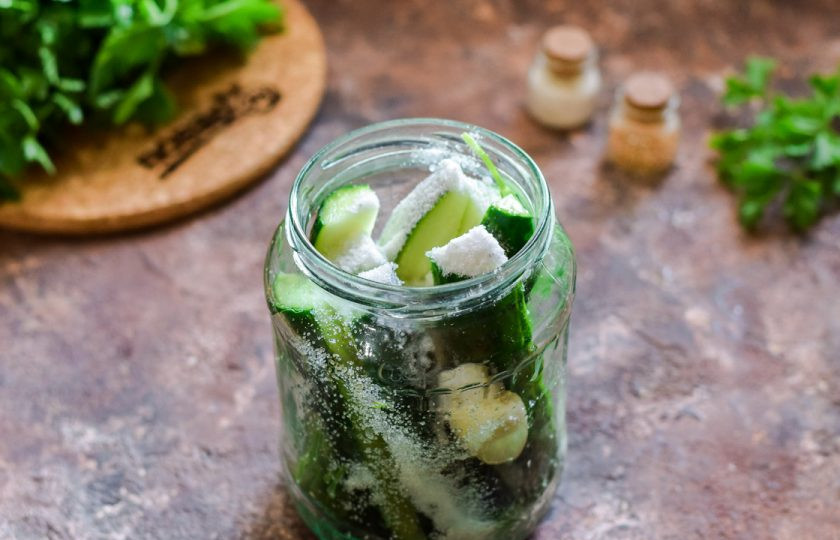 1. Этап. Ленивые огурцы на зиму: Теперь воду слейте и вскипятите, при желании добавьте кориандр в зернах и перец горошком. Тем временем в банку всыпьте соль и сахар, добавьте водку и уксус.