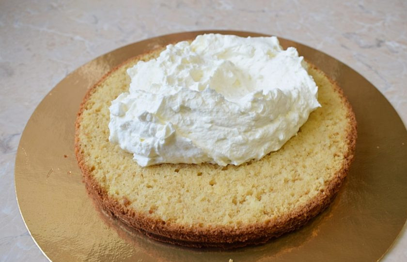 1. Этап. Бисквитный торт с крем-чизом: Бисквитные коржи пропитайте любым сиропом или просто водой и прослоите готовым кремом с сыром.