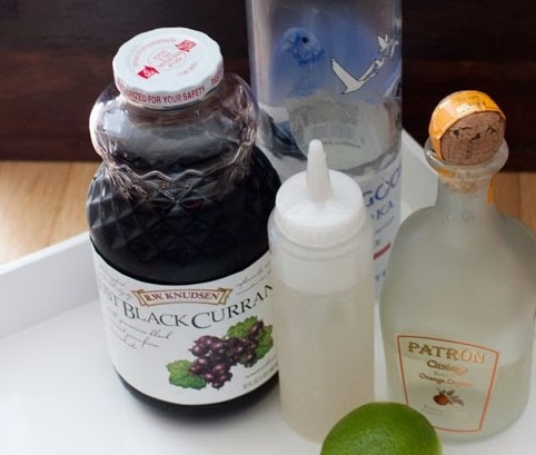 1. Этап. Коктейль черная вдова: Подготовьте необходимые ингредиенты. Сироп берем простой, не кленовый и без всяких красителей. Можете сами сделать сахарный сироп по рецепту с этого сайта.