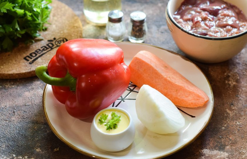 1. Этап. Болгарский перец фаршированный куриной печенью: Подготовьте ингредиенты.