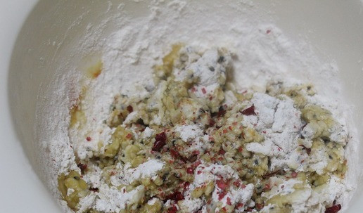 1. Этап. Хрустящие крекеры из поленты и кунжута: Добавить оливковое масло.