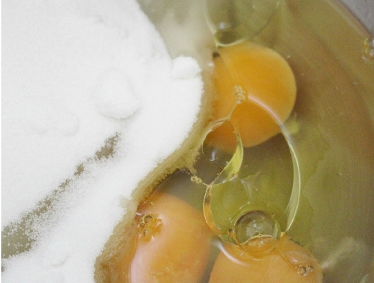 1. Этап. Mорковный тортик: 2. В глубокую мисочку отправьте яйца, растительное масло, сахар и щепотку соли.