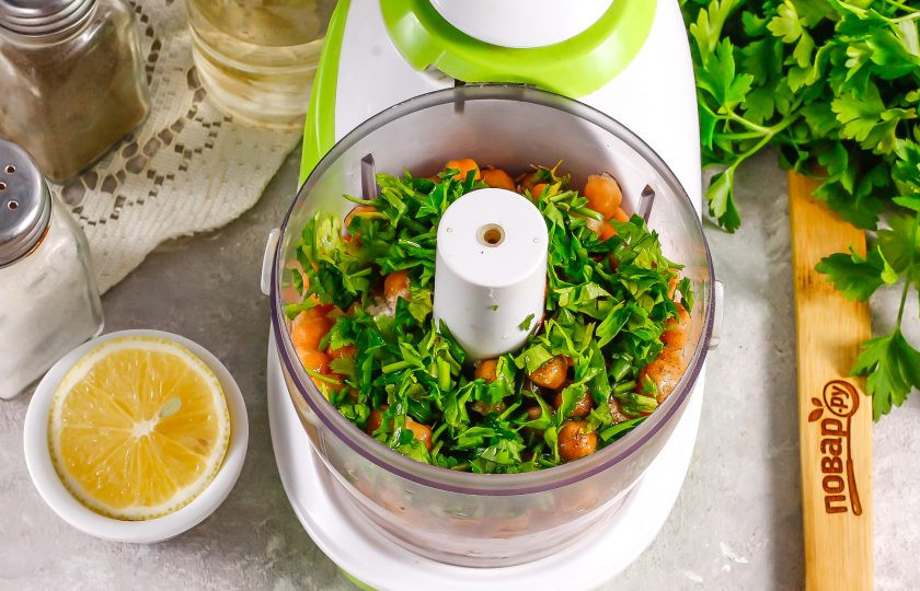 1. Этап. Хумус с петрушкой: Промойте петрушку в воде и измельчите. Добавьте в емкость к нуту вместе с пастой тахини.