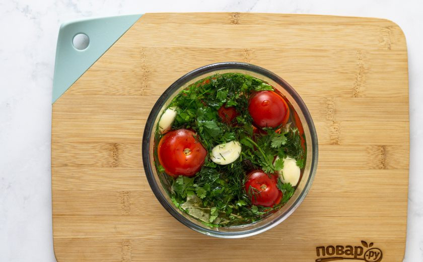 1. Этап. Пряные соленые помидоры: Влейте рассол. Накройте тарелкой, сверху поставьте груз. Оставьте помидоры при комнатной температуре на 5-6 дней. Затем уберите в холодильник.