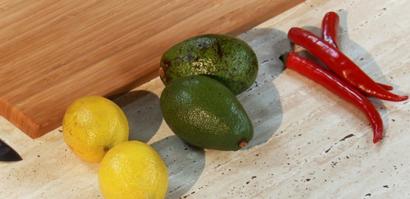 1. Этап. Куриная грудка в беконе: Приготовьте начинку. Авокадо помойте, почистите, мелко нарежьте. Перец чили помойте, удалите из него семечки, измельчите. Половину луковицы почистите и мелко нашинкуйте. Смешайте эти ингредиенты вместе с соком половины лимона, солью и растительным маслом.