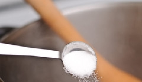 1. Этап. Запеканка из баклажанов с мясом: Добавьте в мясо специи,