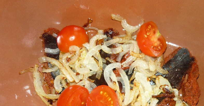 1. Этап. Свинина с цветной капустой: Добавьте туда же помидоры и лук обжаренный.