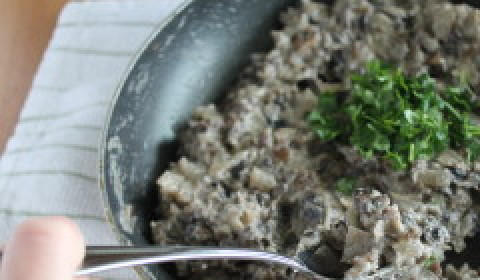 1. Этап. Равиоли грибные: Орехи измельчите в блендере с водой и петрушкой и добавьте к грибам, тушите до загустения минут пять.