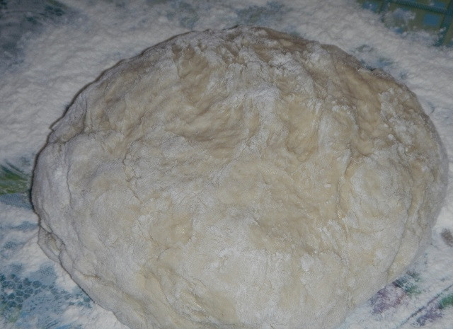 1. Этап. Дрожжевое тесто с сухими дрожжами: Добавьте в тесто оставшуюся муку. Достаньте его на поверхность стола (присыпанного мукой) и хорошо вымешайте руками. При необходимости добавьте ещё муки. Тесто готово, можете делать из него любую выпечку.