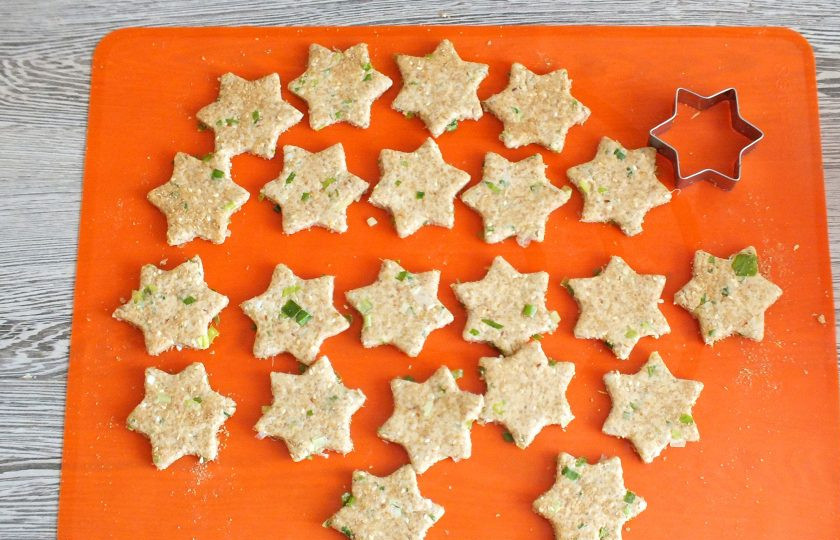 1. Этап. Печенье с кунжутом Чиполлино: Вырубкой для печенья нарежьте заготовки.