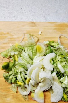 1. Этап. Печеночные котлеты с соусом 3 сыра: Лук порей тщательно промыть, раздвигая стебли. Порезать полукольцами.