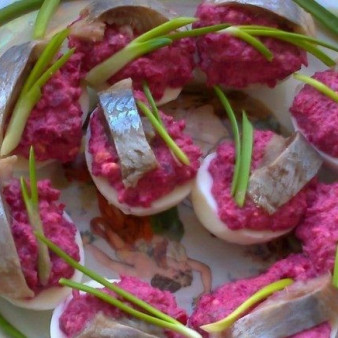 Фаршированные яйца с сельдью под шубой