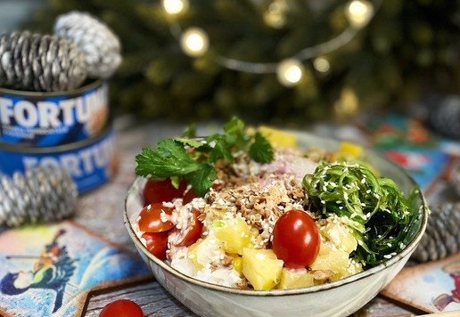 1. Этап. Поке с тунцом: Дополните блюдо свежей зеленью кинзы, посыпьте кунжутом, жареным луком и сверху полейте ореховым соусом. Подавайте к столу. Приятного аппетита.