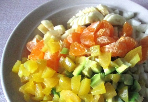 1. Этап. Фруктовый салат «Ассорти»: Подготовленные продукты соединить и добавить нарезанные абрикосы. Здесь у меня абрикосы консервированные.