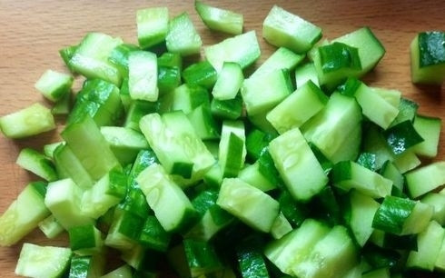 1. Этап. Салат Весенний с крабовыми палочками: Свежие огурцы тоже нарезаем кубиками.